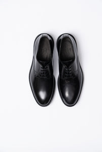Derby-Schuh aus schwarzem, glänzendem, gebürstetem Kalbsleder