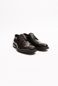 Derby-Schuh aus dunkelbraunem, glänzendem, gebürstetem Kalbsleder