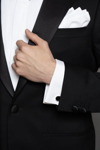 Smokingstoff 130er, schwarze Farbe, steigendes Revers aus schwarzem Seidensatin