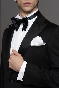Smokingstoff 130er, schwarze Farbe, steigendes Revers aus schwarzem Seidensatin