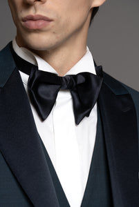 Smoking aus superfeinem Wollstoff in Blaugrün, steigendes Revers aus nachtblauem Satin