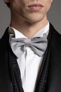 Smoking im New Yorker Stil mit Schalkragen aus nachtblauem Satin, schwarzem superfeinem Wollstoff mit Mikromuster