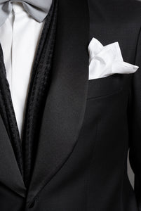 Smoking im New Yorker Stil mit Schalkragen aus nachtblauem Satin, schwarzem superfeinem Wollstoff mit Mikromuster
