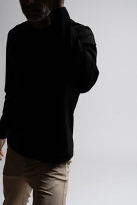Leichter schwarzer Pullover aus Baumwollkrepp