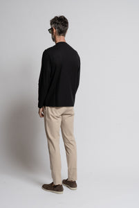 Leichter schwarzer Pullover aus Baumwollkrepp