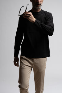 Leichter schwarzer Pullover aus Baumwollkrepp