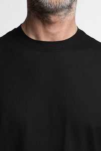 Leichter schwarzer Pullover aus Baumwollkrepp