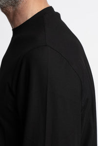 Leichter schwarzer Pullover aus Baumwollkrepp