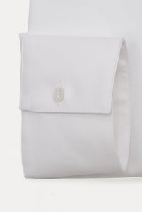 Schmal geschnittenes weißes Hemd mit halb französischem Kragen