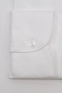 Weißes schmal geschnittenes Hemd mit italienischem Kragen