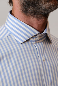 Schmal geschnittenes, breit gestreiftes, hellblaues Hemd mit halbfranzösischem Kragen
