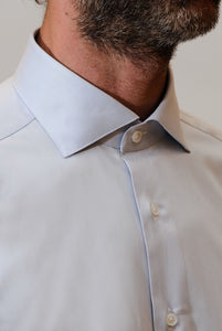 Hellblaues, schmal geschnittenes Hemd mit halb französischem Kragen