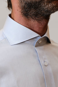 Hellblaues schmal geschnittenes Hemd mit französischem Kragen