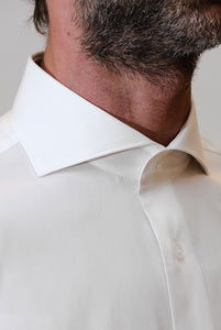 Weißes Hemd in normaler Passform mit französischem Kragen