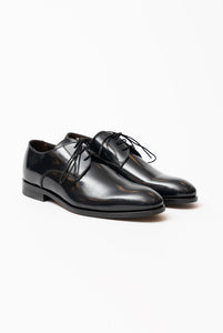 Derby-Schuh aus schwarzem, glänzendem Kalbsleder