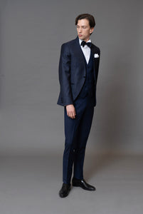 Spencer collo alla coreana in lana finissima damascato blu, pantalone in lana finissima con cintura in raso di seta blu