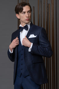Spencer collo alla coreana in lana finissima damascato blu, pantalone in lana finissima con cintura in raso di seta blu