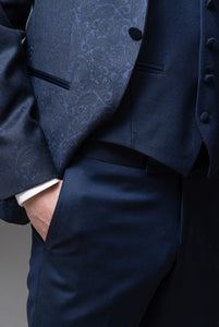 Spencer collo alla coreana in lana finissima damascato blu, pantalone in lana finissima con cintura in raso di seta blu