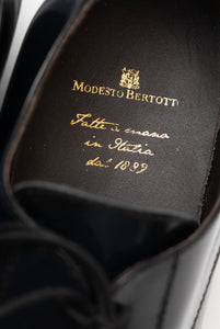 Scarpa derby in vitello spazzolato lucido nero