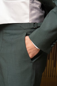 Festlicher Anzug mit einem Knopf, steigendem Revers aus sehr feiner waldgrüner Wolle, Hose mit seitlicher Verstellschnalle