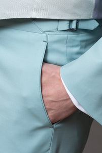 Festlicher Anzug mit einem Knopf, steigendem Revers aus sehr feiner wassergrüner Wolle, Hose mit seitlicher Verstellschnalle