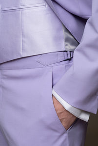 Abito cerimonia un bottone, rever a lancia in lana finissima lilla, pantalone con fibbia di regolazione laterale