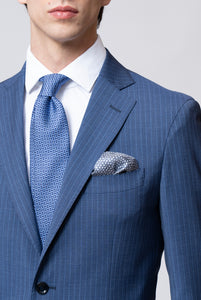 Einreihiger Anzug aus superfeiner Wolle, klassisches Revers in Hellblau mit Nadelstreifen