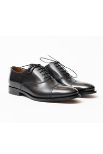 Oxford shoe in black calfskin with pointed toe and "Blake" sole