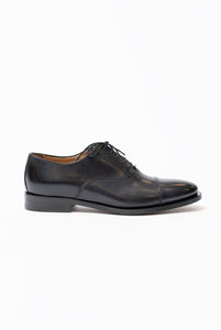 Oxford shoe in black calfskin with pointed toe and "Blake" sole