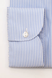 Blau gestreiftes Hemd mit normaler Passform und italienischem Kragen