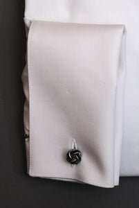Manschettenknöpfe mit diplomatischem Kragen und weißem Hemd