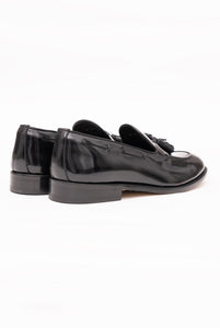 Mocassino con nappine in pelle di vitello nero lucido