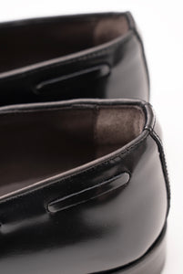 Mocassino con nappine in pelle di vitello nero lucido